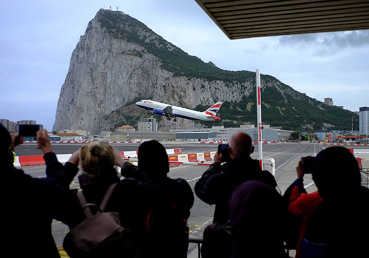 Un avión de British Airways despega desde el aeropuerto de Gibraltar