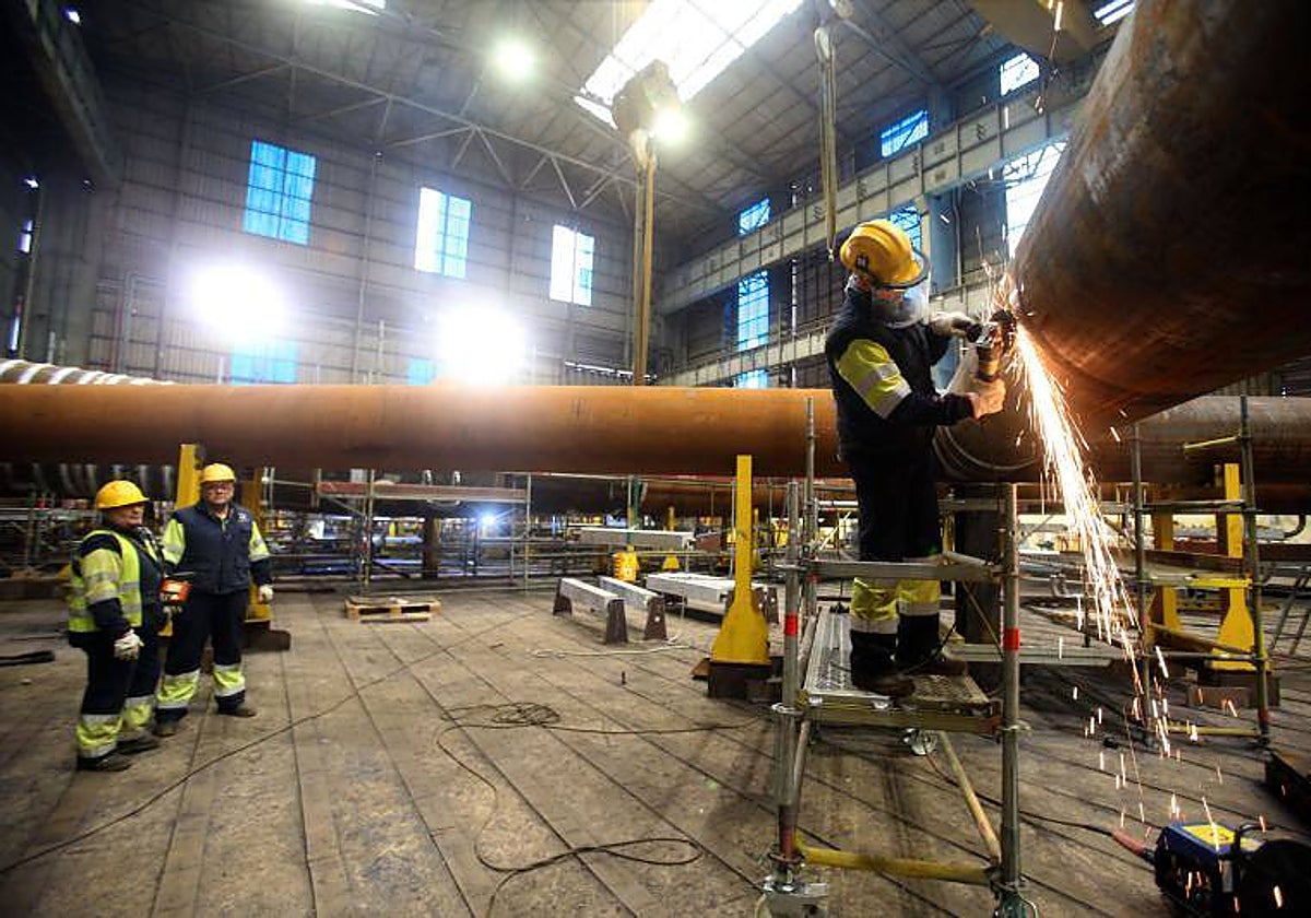 Un operario en los talleres de Navantia Fene