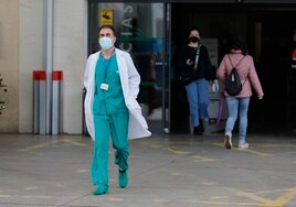 Salud jubilará a un médico o un enfermero cada dos días de los próximos cinco años en Córdoba