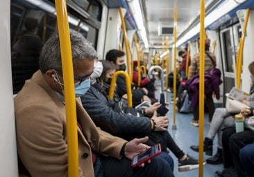 Los extranjeros y los que más lo usan son quienes le ponen mejor nota al Metro