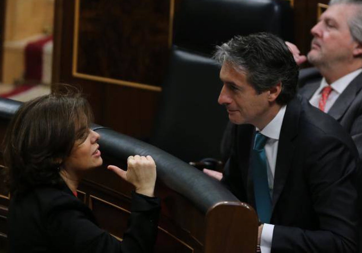 Íñigo de la Serna charla con Soraya Sáenz de Santamaría, en una imagen de 2017