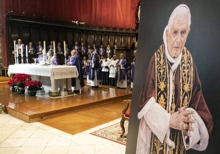 El arzobispo de Valladolid agradece a Benedicto XVI que tendiera «puentes entre la fe y la razón»