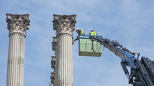 Operarios trabajan en una columna