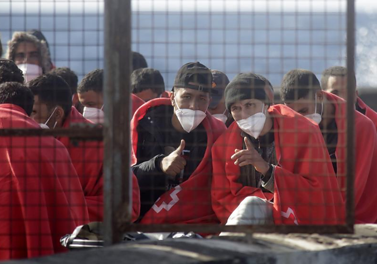 Dos migrantes saludan en su llegada al muelle de la Cebolla, Lanzarote, el pasado 1 de enero