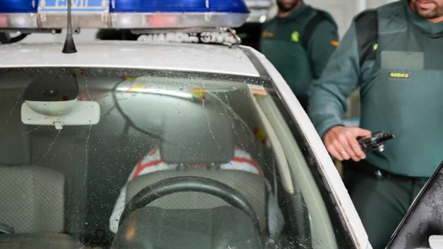 Detrás del asiento del coche de la Guardia Civil, el hombre detenido por la muerte