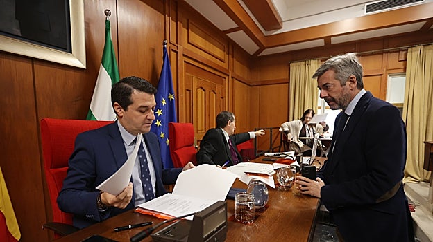 El alcalde conversa con Torrico en un pleno