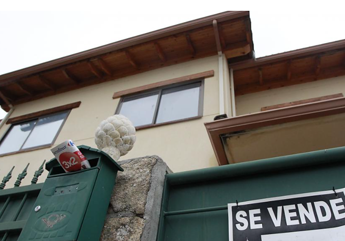 Cartel de vivienda en venta en foto de archivo