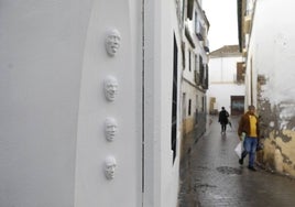 ¿Sabes dónde han vuelto a aparecer en Córdoba las caras de arcilla de la Puerta de Almodóvar?