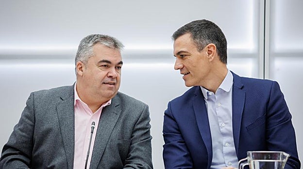 El secretario de Organización del Partido Socialista, Santos Cerdán (i) y el secretario general del PSOE y presidente del Gobierno, Pedro Sánchez (d)