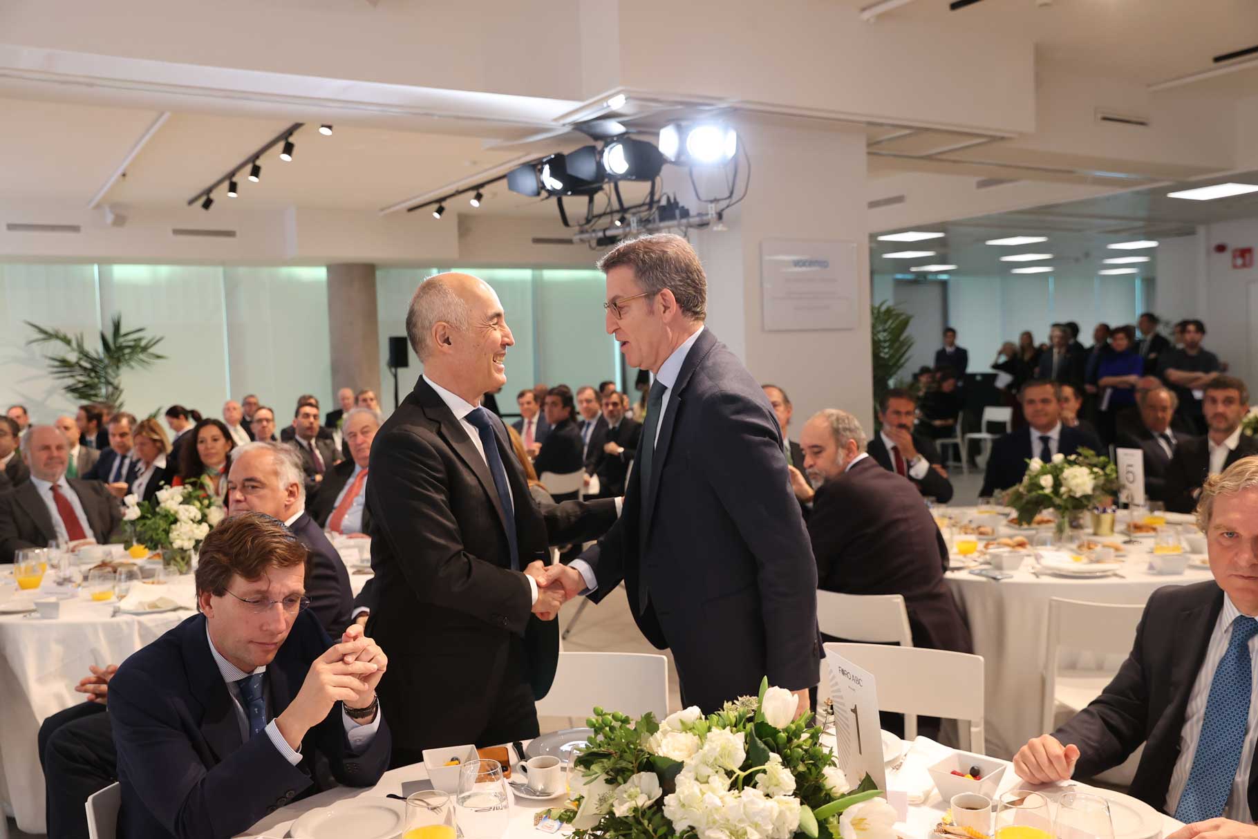 Alberto Núñez Feijóo saluda a Rafael del Pino 