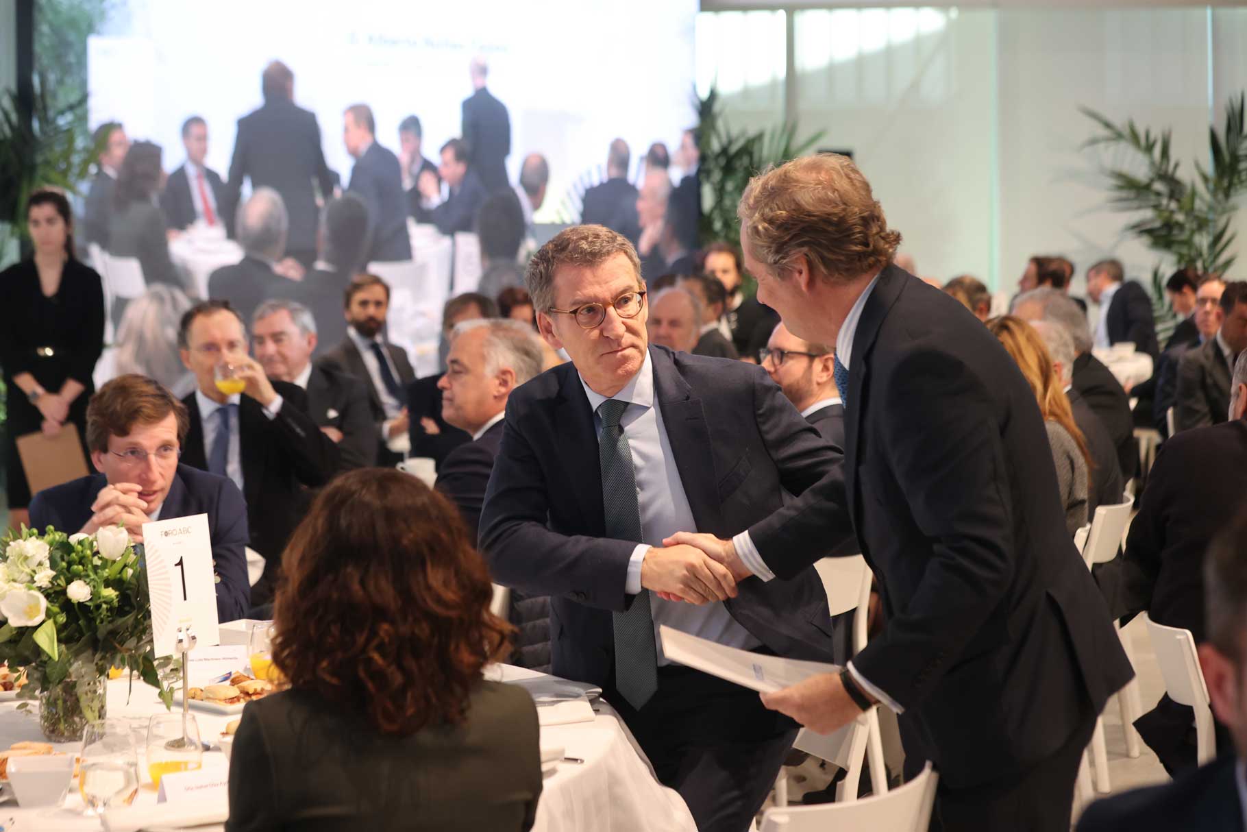 Alberto Núñez Feijóo es saludado por el presidente de Vocento Ignacio Ybarra