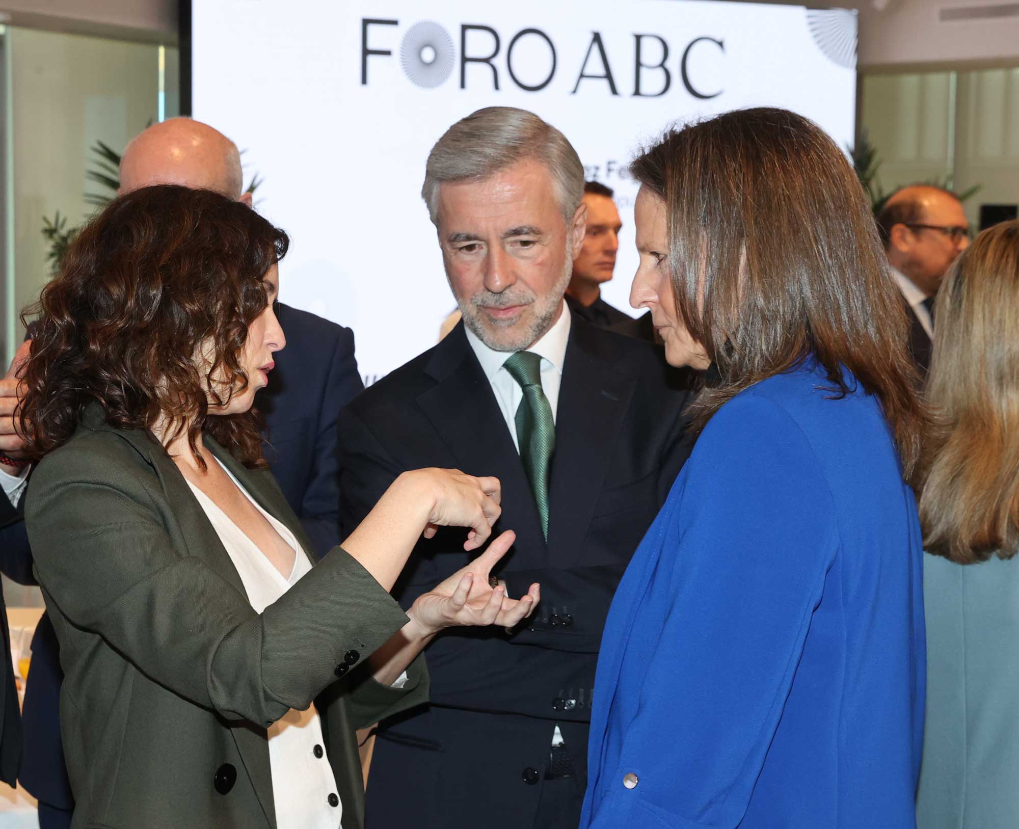 Isabel Díaz Ayuso ,Ángel  Acebes e Isabel San Sebastián