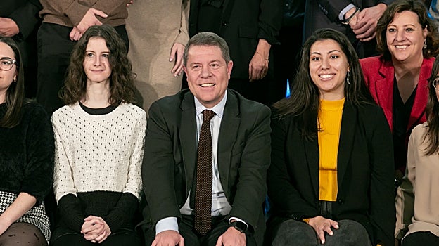 El presidente García-Page, con algunas de las participantes en el programa 'Investigo'