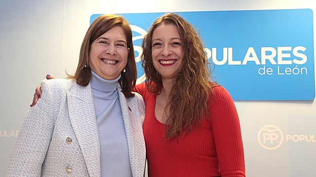 Margarira Torres junto a Ester Muñoz en la sede del PP de León