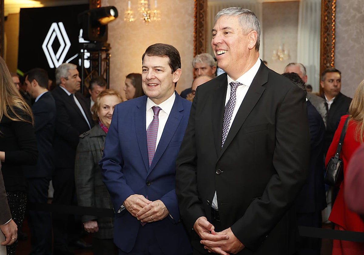 El presidente de la Junta de Castilla y León, Alfonso Fernández Mañueco, y el directivo de Renault José Vicente de los Mozos, en el homenaje