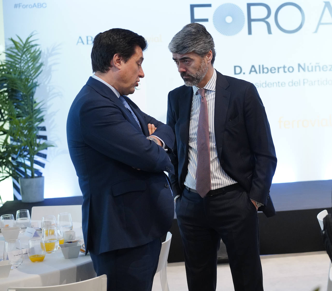 El consejero delegado de Vocento, Luis Enríquez, conversa con Ismael Clemente