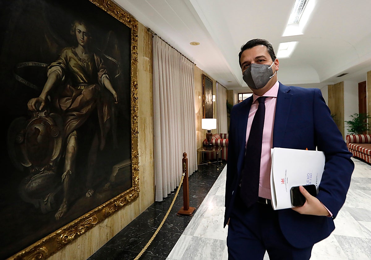 José María Bellido momentos antes de un pleno junto al cuadro de San Rafael