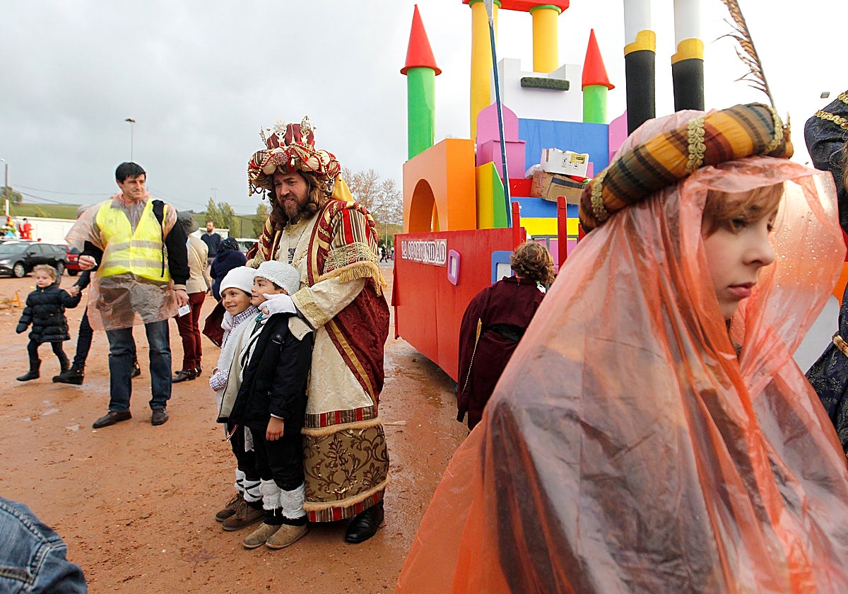 El Rey Gaspar abraza a dos niños en la Cabalgata suspendida de 2016
