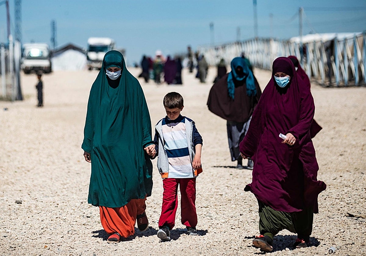 Mujeres y niños en el campo de refugiados de Al Hol, en Siria