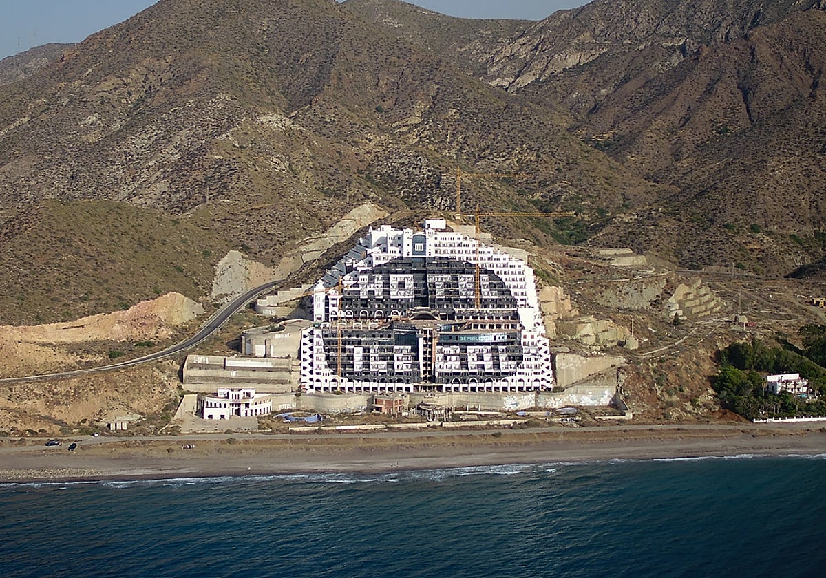 Vista del hotel El Algarrobico frente a la playa de Carboneras en Almería.