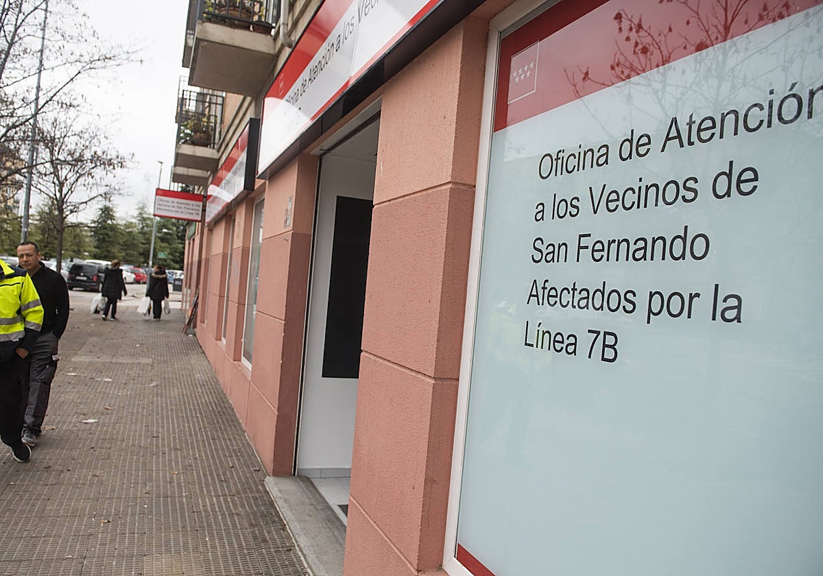 Vista exterior de la oficina de atención a los vecinos afectados por la línea 7B de Metro