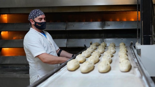 La panadería familiar más antigua de España lleva desde 1802 haciendo panes en un pueblo de Albacete