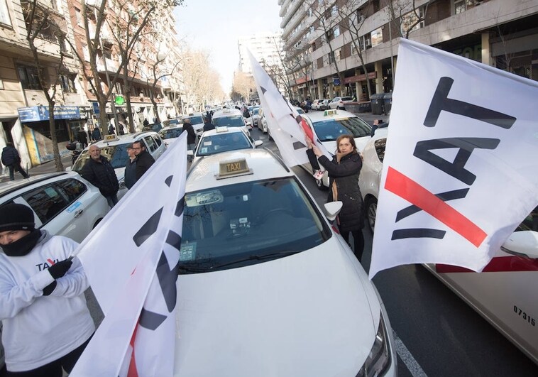La queja de los taxistas en Madrid: en torno al millar de conductores protestan contra la normativa de Ayuso por «la 'uberización' del taxi»