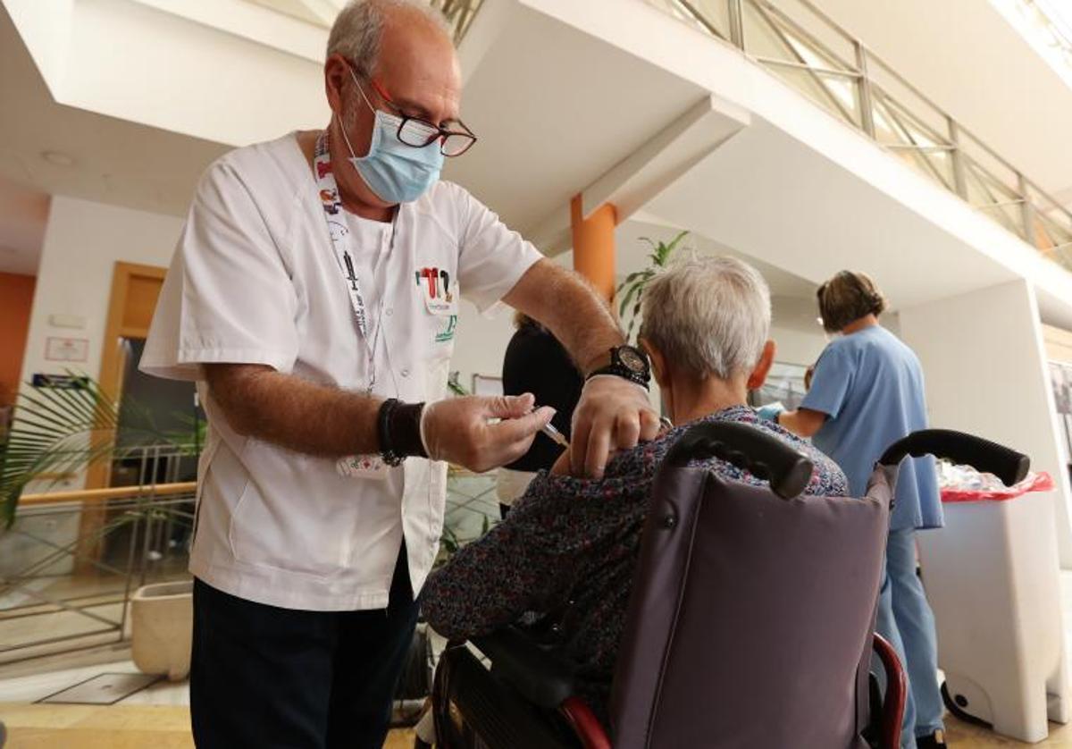 Vacunación en un centro de mayores de Córdoba