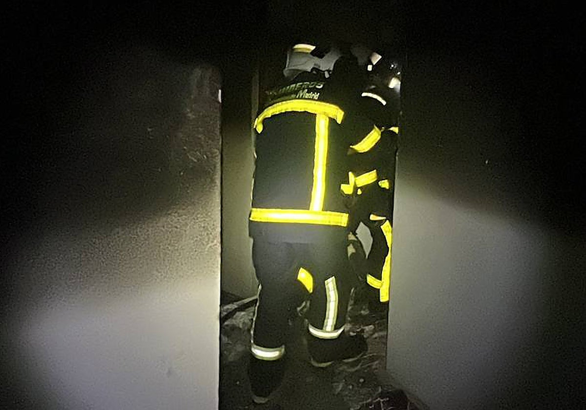 Los bomberos entran al garaje incendiado