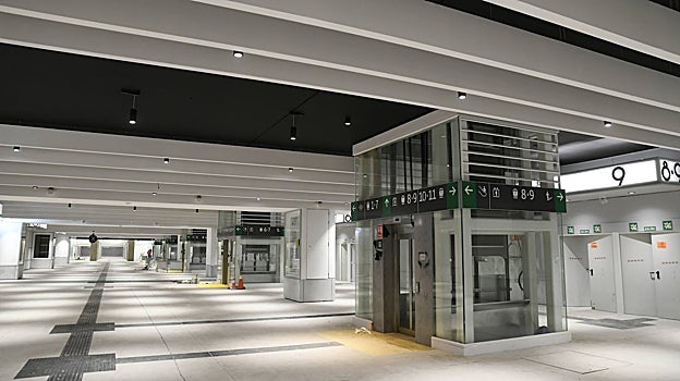 Imagen después - El vestíbulo central, un pasadizo subterráneo que conecta la red ferroviaria con Metro, se construyó en la década de los 70, cerró a mediados de los 80 y ha permanecido en desuso durante más de 30 años