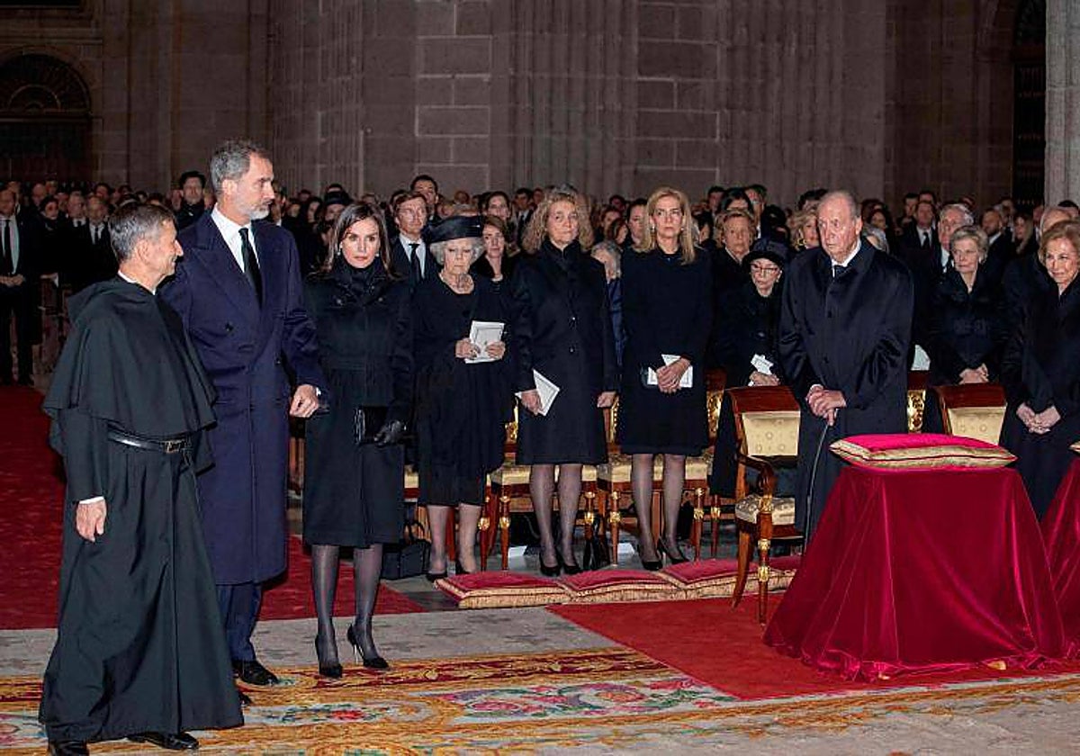 Felipe VI, la Reina Letizia, Don Juan Carlos, Doña Sofía y las Infantas Elena y Cristina, en el funeral de Doña Pilar en el Escorial, el 8 de enero de 2020