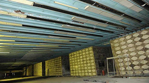 Imagen antes - El vestíbulo central, un pasadizo subterráneo que conecta la red ferroviaria con Metro, se construyó en la década de los 70, cerró a mediados de los 80 y ha permanecido en desuso durante más de 30 años