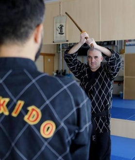 Imagen secundaria 2 - El vicario parroquial de Cristo Rey, José María Muñoz, durante los entrenamientos de Hapkido en Córdoba