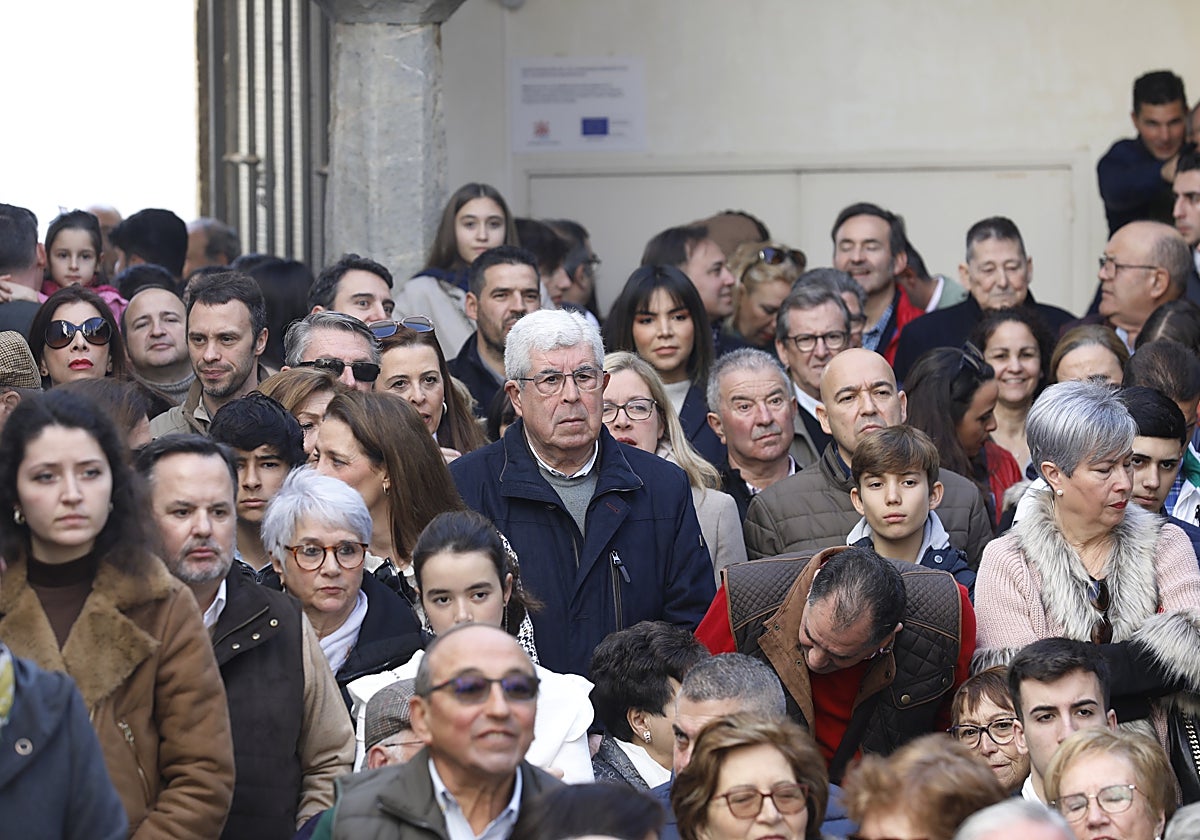 RPúblico agolpado en la puerta del Museo Taurino para ver la presentación del cartel de debú de Román