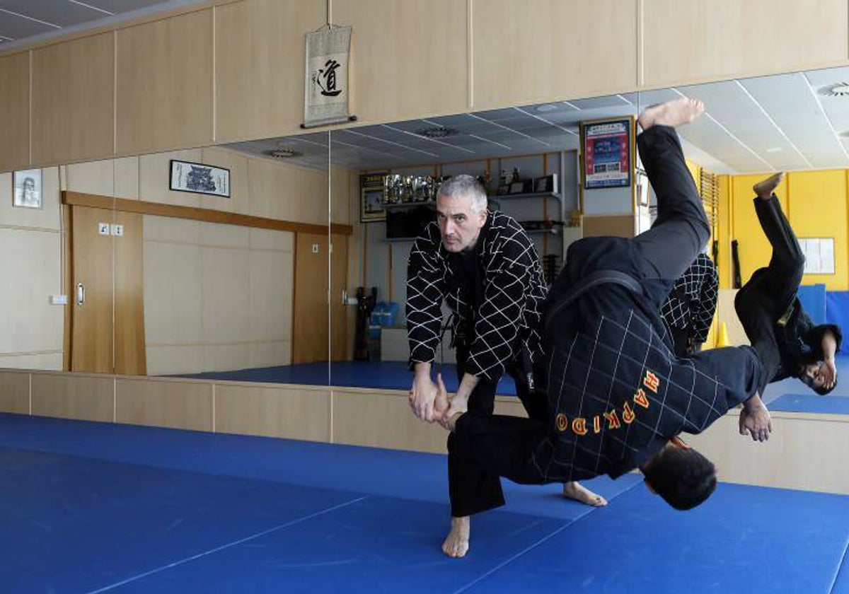 El vicario de Cristo Rey, José María Muñoz Urbano, durante su entrenamiento de Hapkido