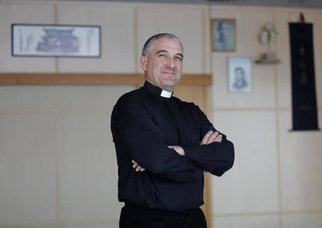 Imagen secundaria 1 - El vicario parroquial de Cristo Rey, José María Muñoz, durante los entrenamientos de Hapkido en Córdoba