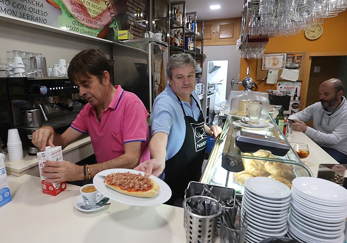Dos camareros detrás de una barra en un bar del Centro de Córdoba