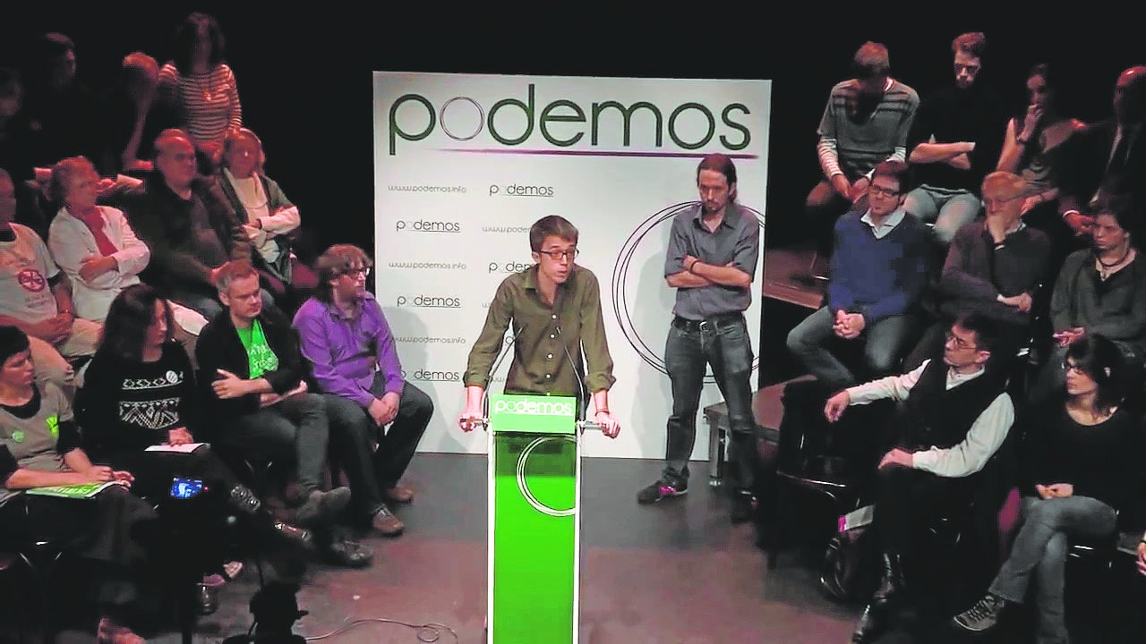 Íñigo Errejón, hoy líder de Más País, en la presentación de Podemos; Pablo Iglesias escucha detrás (Enero de 2014)