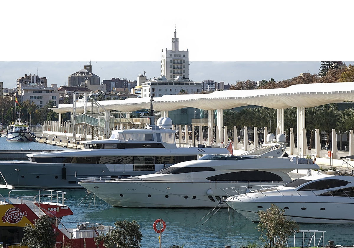 Barcos atracados en la nueva marina de megayates instalada en pleno Puerto de Málaga