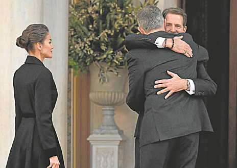Imagen secundaria 1 - 1. Doña Sofía y Don Juan Carlos, con las Infantas Cristina y Elena, a su llegada a la Catedral ortodoxa | 2. Felipe VI abraza a su primo hermano, Pablo de Grecia | 3. Doña Letizia y Marie Chantal caminan abrazadas desmintiendo cualquier tipo de rumor de enemistad