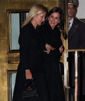 Imagen secundaria 2 - 1. Doña Sofía y Don Juan Carlos, con las Infantas Cristina y Elena, a su llegada a la Catedral ortodoxa | 2. Felipe VI abraza a su primo hermano, Pablo de Grecia | 3. Doña Letizia y Marie Chantal caminan abrazadas desmintiendo cualquier tipo de rumor de enemistad