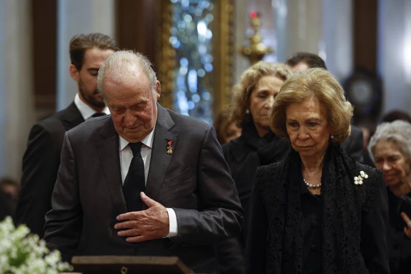Don Juan Carlos y Doña Sofía en el interior de la catedral de Atenas