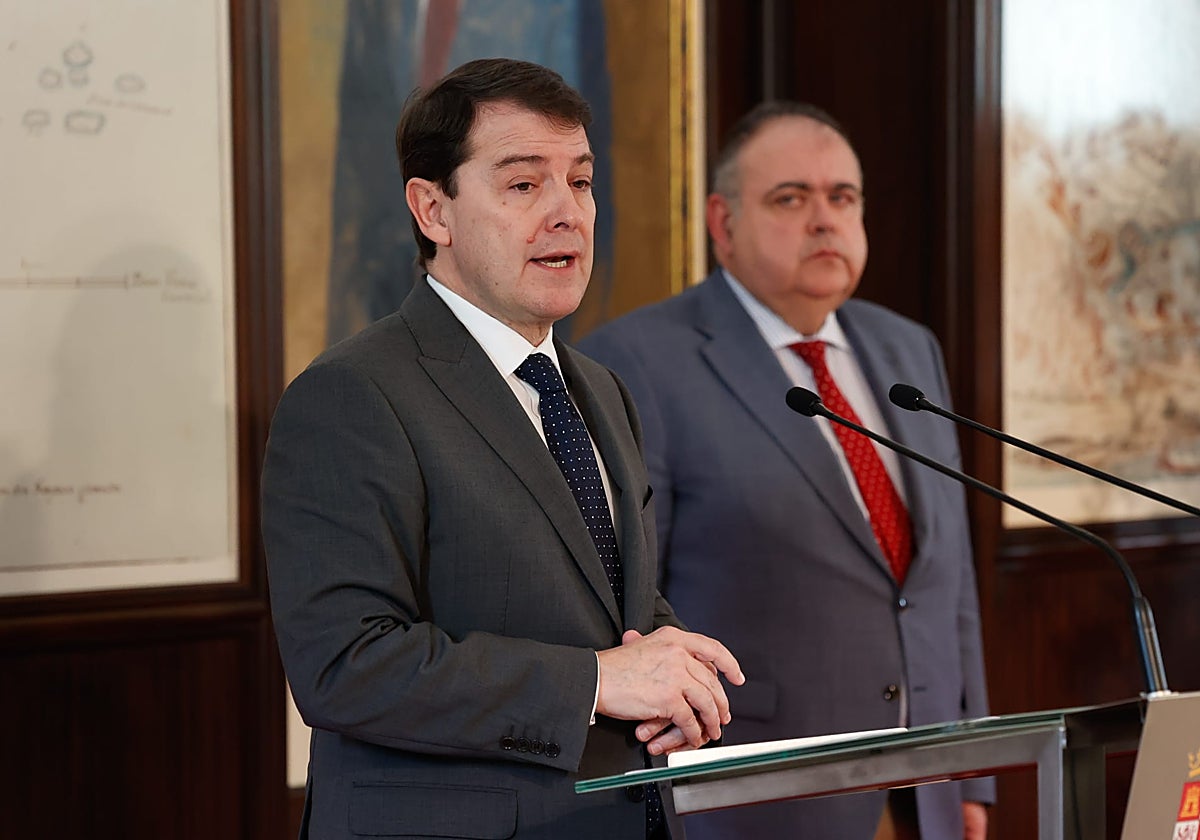 El presidente de la Junta, este lunes durante su declaración institucional junto al consejero de Sanidad