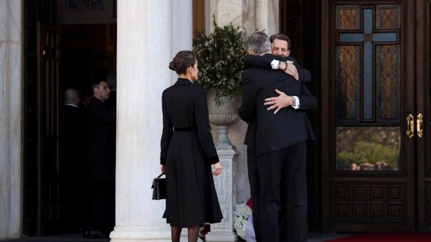 El Rey Felipe VI se funde en un abrazo con Pablo de Grecia a las puertas de la catedral de Atenas