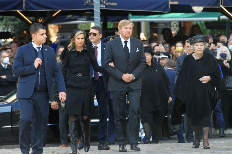 Los Reyes Guillermo y Máxima de Holanda a su llegada al funeral