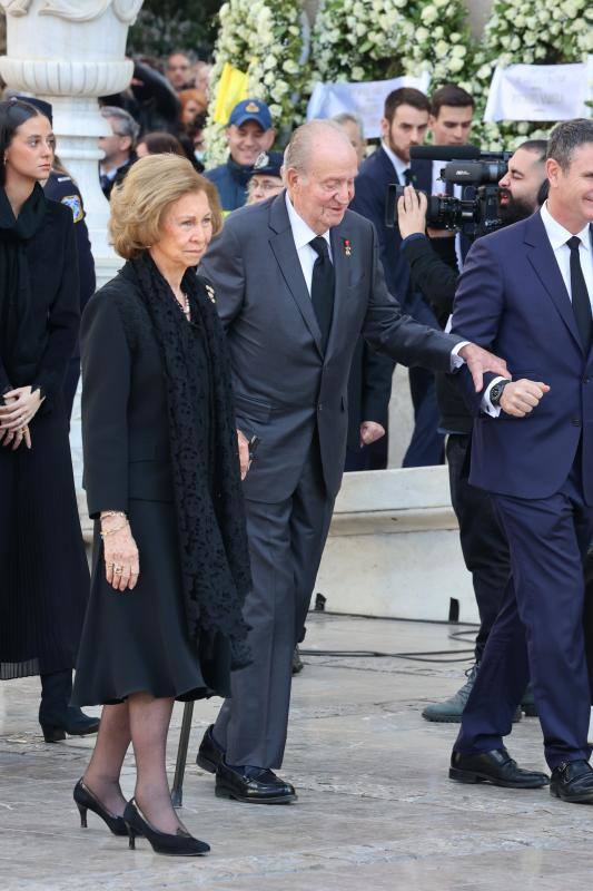 Doña Sofía junto a Don Juan Carlos, a su llegada al funeral