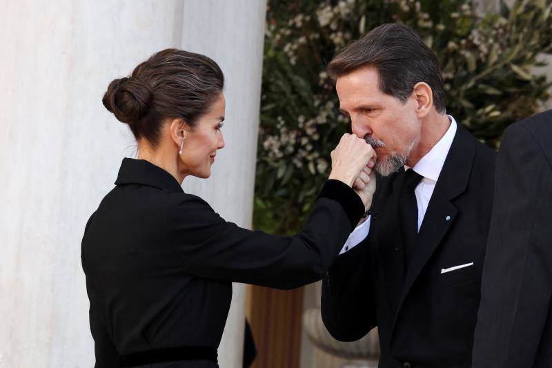 La Reina Letizia y Pavlos de Grecia a su llegada a la catedral de Atenas