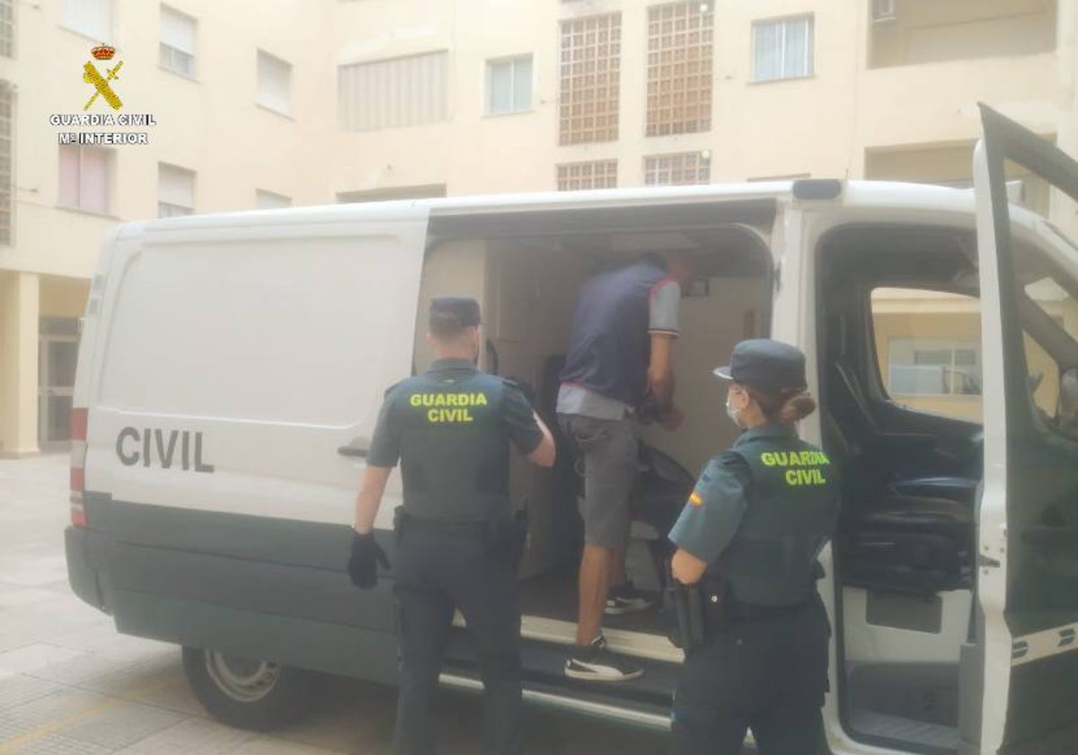 Imagen de uno de los detenidos en la operación llevada a cabo por la Guardia Civil