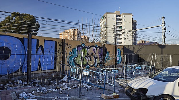 Parte del muro, en el lado del viejo polígono, vallado de forma chapucera