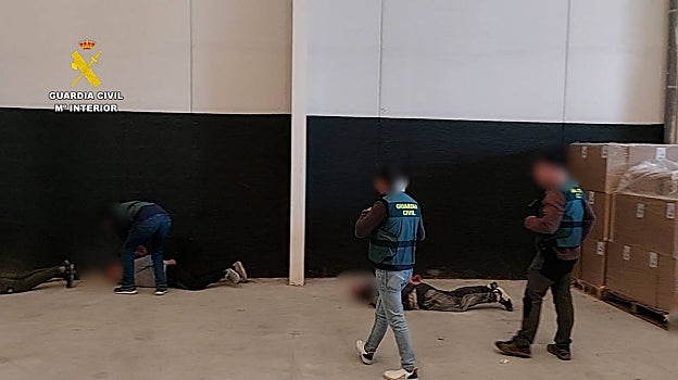 Agentes de la Guardia Civil en un almacén con tabaco falsificado